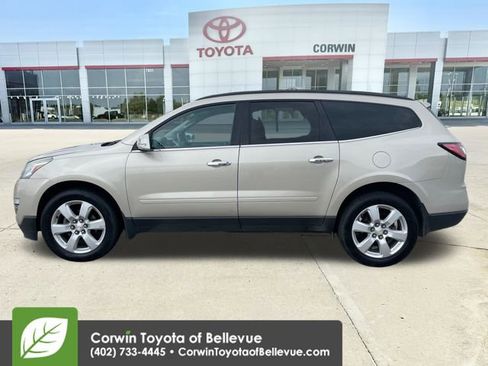 Used 2016 Chevrolet Traverse LT w/ Style and Technology Package FWD image 3