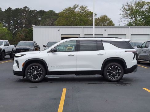 New 2026 Chevrolet Traverse LT w/ Sun and Wheel Package FWD image 2