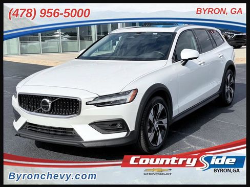 Used 2025 Volvo V60 B5 Cross Country Plus image 1