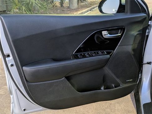 Used 2019 Kia Niro S Touring image 12