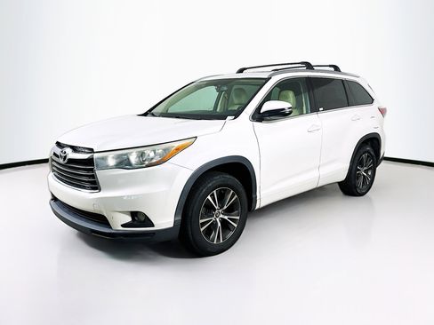 Used 2016 Toyota Highlander XLE image 3