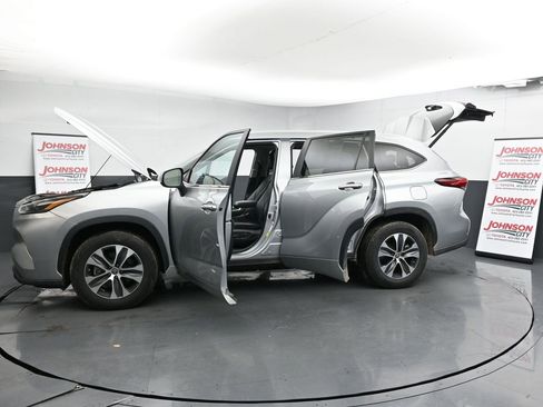 Used 2023 Toyota Highlander XLE image 28