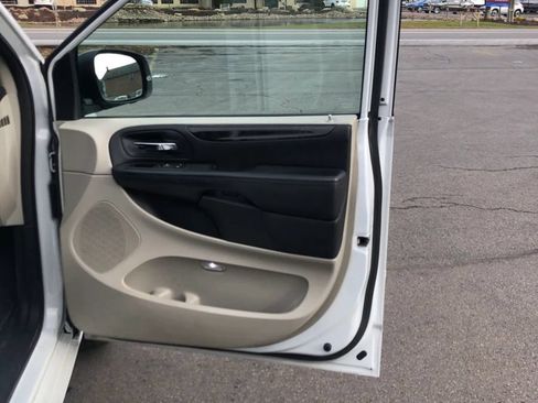 Used 2014 Dodge Grand Caravan SXT w/ UConnect Hands-Free Group FWD image 13