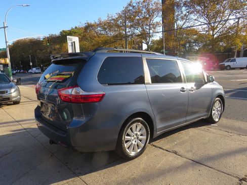 Used 2016 Toyota Sienna XLE Premium image 3