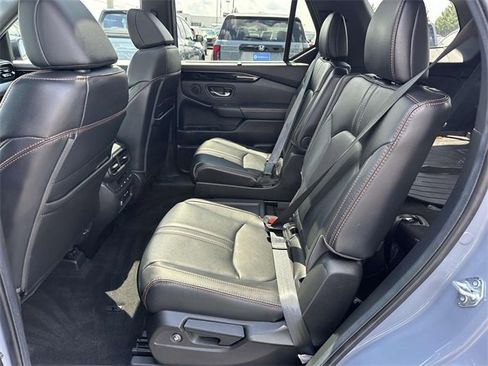 Used 2025 Honda Pilot TrailSport image 11