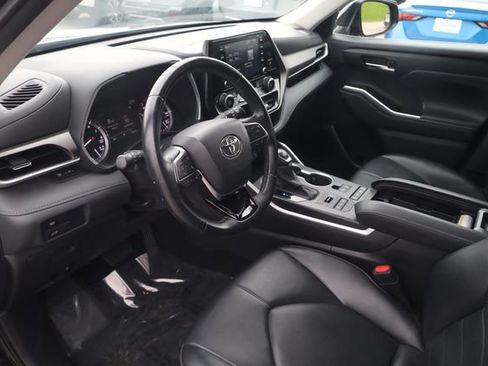 Used 2021 Toyota Highlander XLE AWD/4WD image 8