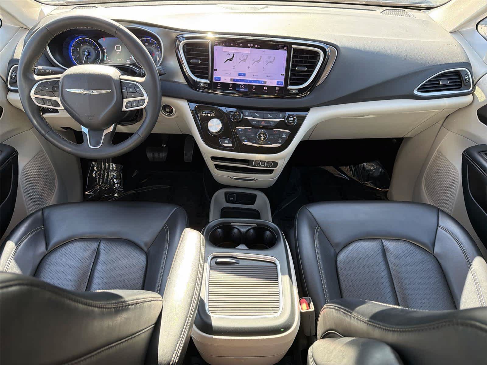 Used 2023 Chrysler Pacifica Touring-L FWD image 11