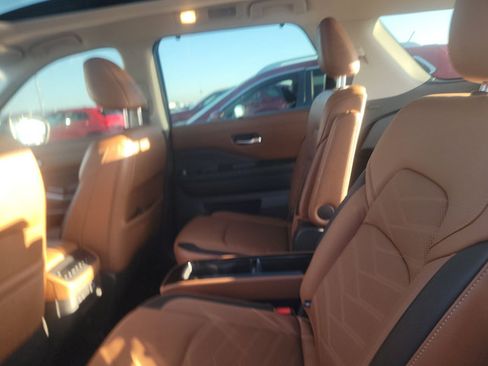 Used 2023 Nissan Pathfinder Platinum AWD/4WD image 7