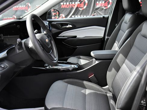 Used 2025 Chevrolet Trax LT FWD image 16