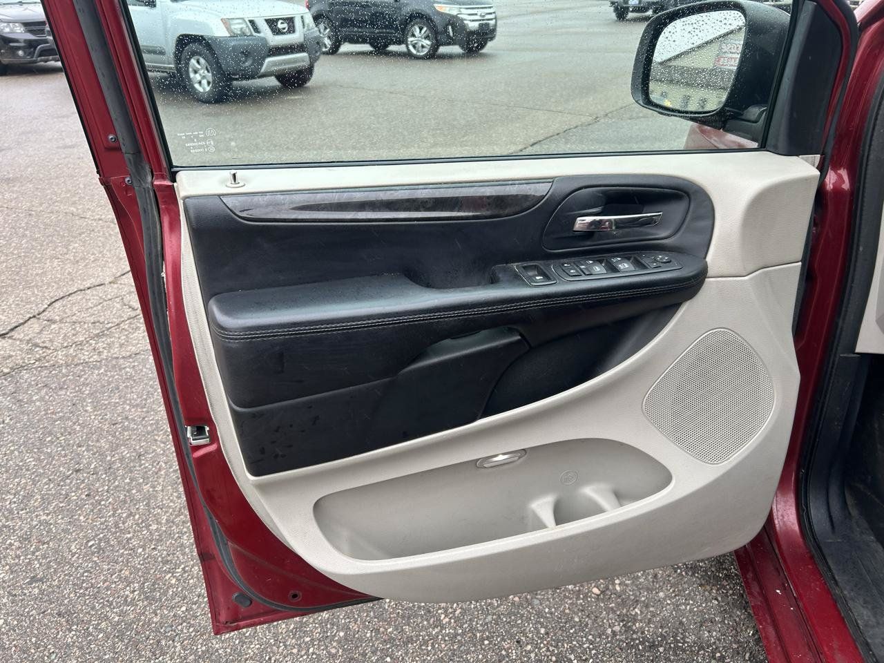 Used 2014 Dodge Grand Caravan SXT FWD image 14