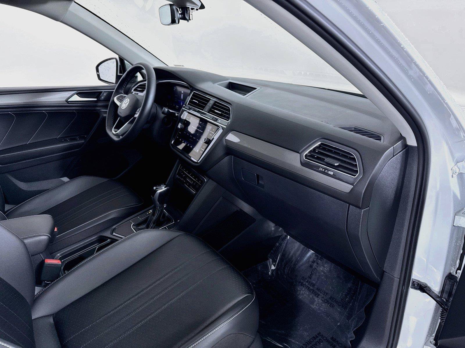 Used 2023 Volkswagen Tiguan SE w/ Panoramic Sunroof Package FWD image 28