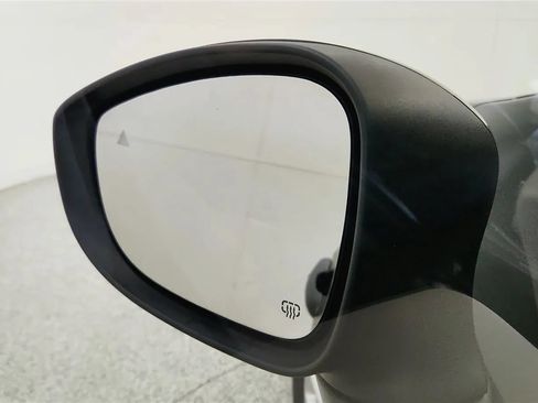 Used 2023 Chrysler Pacifica Touring-L FWD image 25