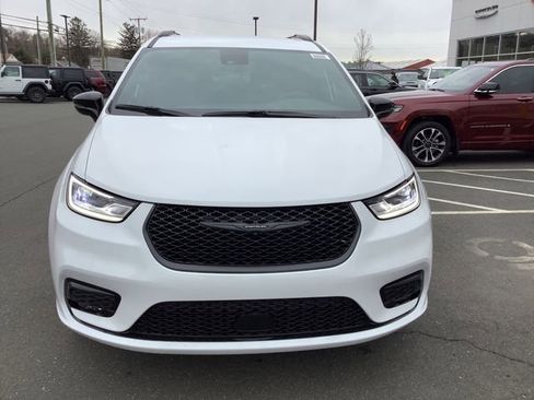 New 2026 Chrysler Pacifica Select w/ S Appearance Package image 3