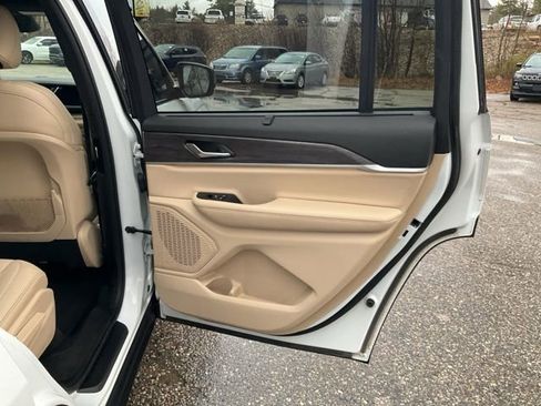 Used 2023 Jeep Grand Cherokee L Limited w/ Luxury Tech Group II AWD/4WD image 23