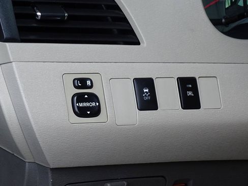 Used 2014 Toyota Sienna LE FWD image 16