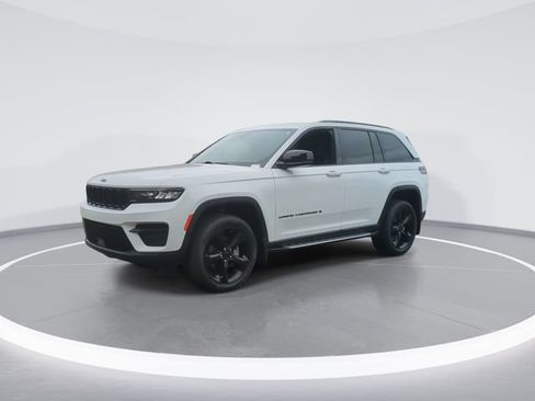 Used 2023 Jeep Grand Cherokee Altitude AWD/4WD image 4