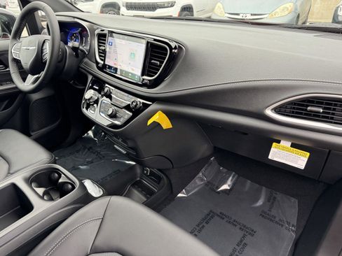 New 2026 Chrysler Pacifica Select image 7
