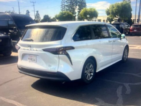Used 2023 Toyota Sienna XLE FWD image 2