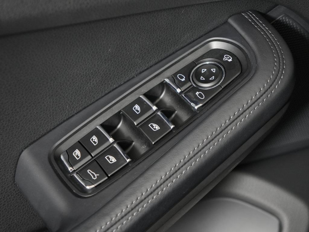 Certified 2025 Porsche Macan w/ Premium Package Plus AWD/4WD image 20