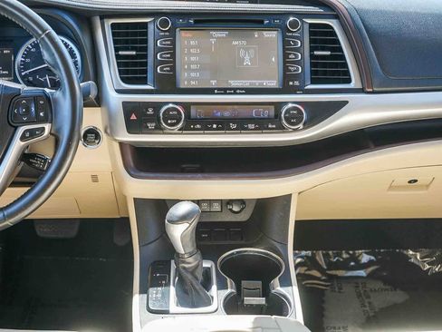 Used 2018 Toyota Highlander XLE w/ Carpet Mat Package (TMS) image 11