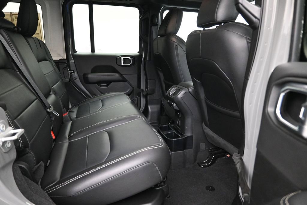Used 2022 Jeep Wrangler Unlimited Sahara AWD/4WD image 16