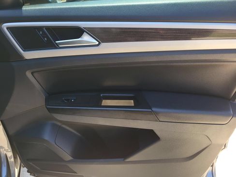 Used 2019 Volkswagen Atlas SE w/ Panoramic Sunroof Package FWD image 11
