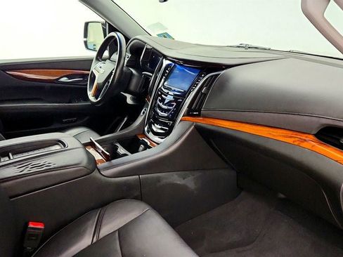 Used 2016 Cadillac Escalade Luxury AWD/4WD image 25