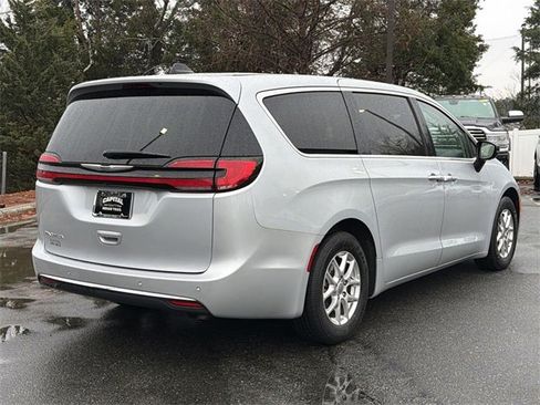 Used 2024 Chrysler Pacifica Touring-L image 13