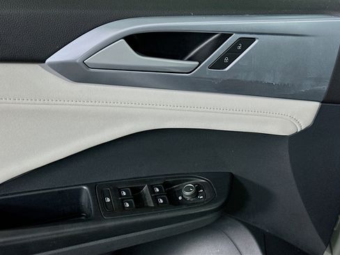 Used 2025 Volkswagen Taos SE image 15