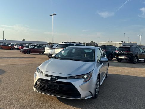 Used 2025 Toyota Corolla LE FWD image 6
