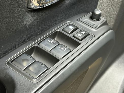 Used 2018 Nissan Titan SV w/ SV Convenience Package image 24