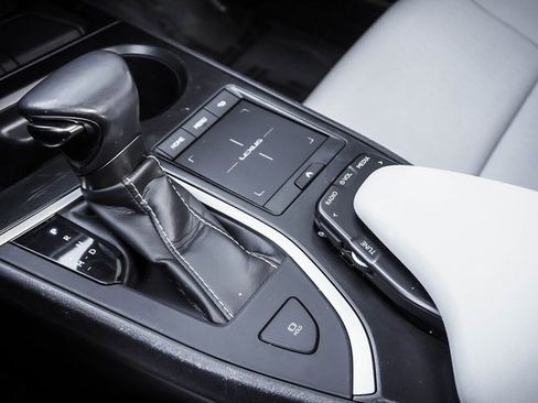 Used 2019 Lexus UX 200 image 16