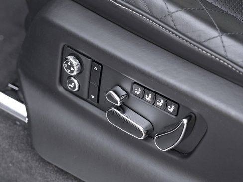 Used 2018 Bentley Bentayga image 17