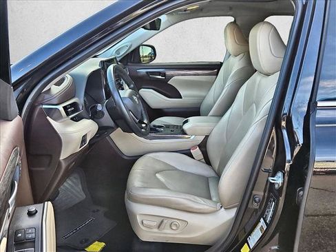 Used 2020 Toyota Highlander Limited FWD image 17