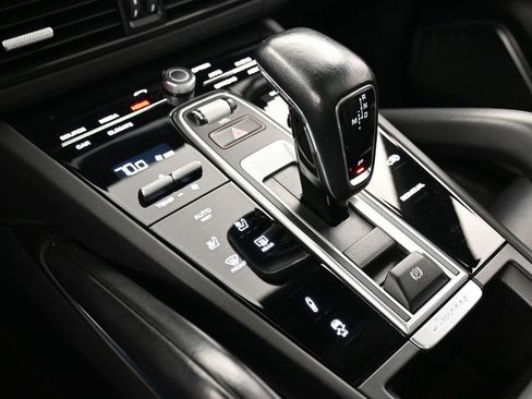 Certified 2022 Porsche Cayenne Turbo S AWD/4WD image 23