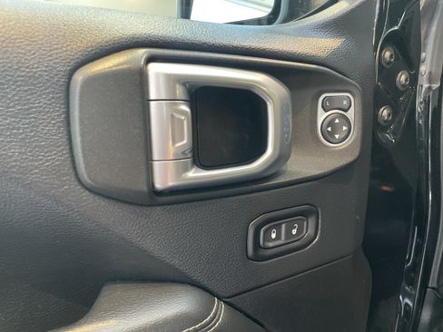 Used 2019 Jeep Wrangler Unlimited Sahara AWD/4WD image 15