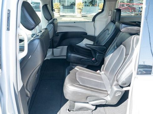 Used 2023 Chrysler Pacifica Touring-L FWD image 27