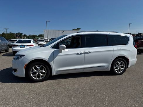 Used 2019 Chrysler Pacifica Touring-L FWD image 2