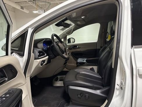 Used 2023 Chrysler Pacifica Touring-L FWD image 19