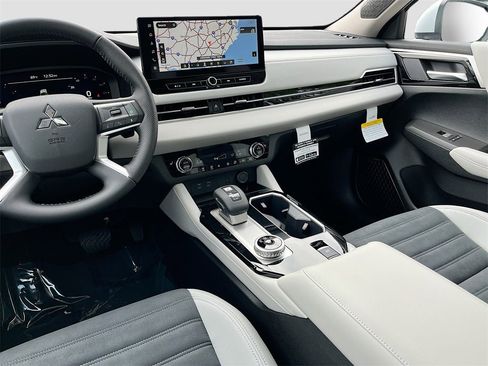 New 2025 Mitsubishi Outlander SE image 25