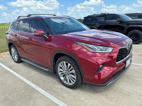 Used 2024 Toyota Highlander Platinum FWD image 1
