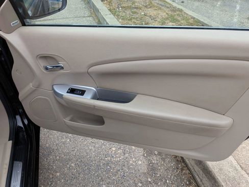 Used 2011 Chrysler 200 Limited FWD image 33