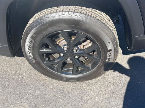 Used 2024 Jeep Grand Cherokee L Laredo image 34