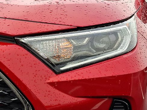 Used 2021 Toyota RAV4 SE image 10