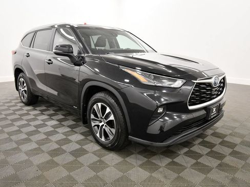 Used 2023 Toyota Highlander XLE AWD/4WD image 10