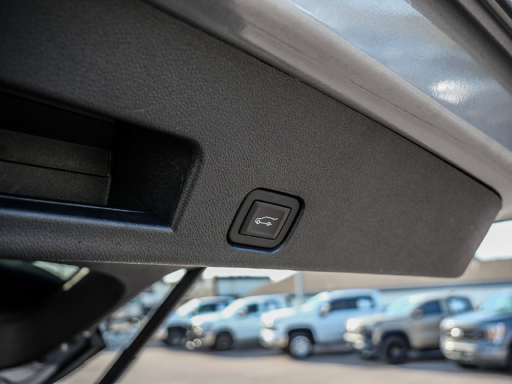 Used 2025 Chevrolet Traverse LT FWD image 12