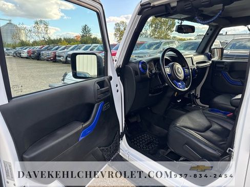 Used 2015 Jeep Wrangler Unlimited Sahara w/ Connectivity Group image 9