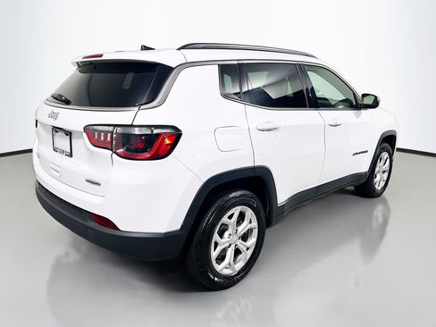 Used 2024 Jeep Compass Latitude AWD/4WD image 4