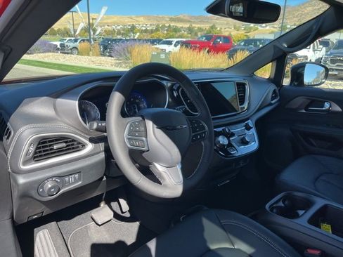 New 2026 Chrysler Pacifica Select image 12