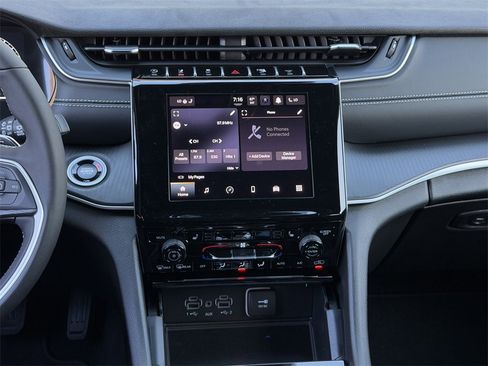 New 2025 Jeep Grand Cherokee Altitude image 14